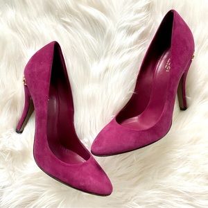 GUCCI magenta pink suede pumps with gold Gucci detail
